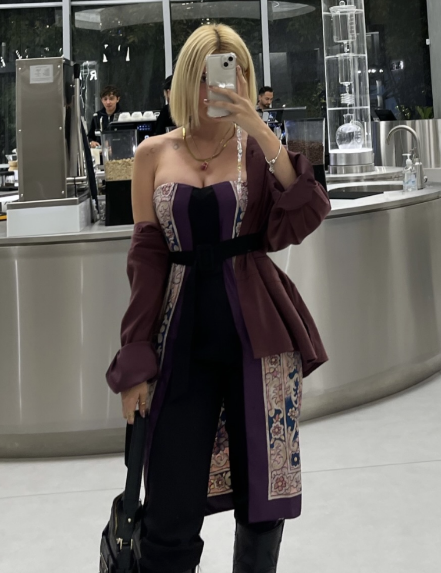 Mujer luciendo una chaqueta cool